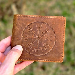 Cartera de cuero para hombre con brújula vikinga grabada, regalo único, regalo vikingo, brújula, cartera personalizada, regalo de graduación, regalo del Día del Padre