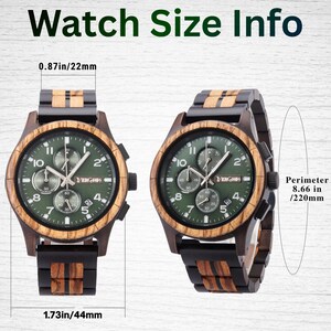 K&ouml;nnte beinhalten: Zwei Holzuhren mit gr&uuml;nen Zifferbl&auml;ttern und dunkelbraunen Armb&auml;ndern werden gezeigt. Die Uhren haben einen Durchmesser von 44 mm und einen Umfang von 220 mm. Die Bandbreite betr&auml;gt 22 mm. Der Text "Watch Size Info" steht oben.