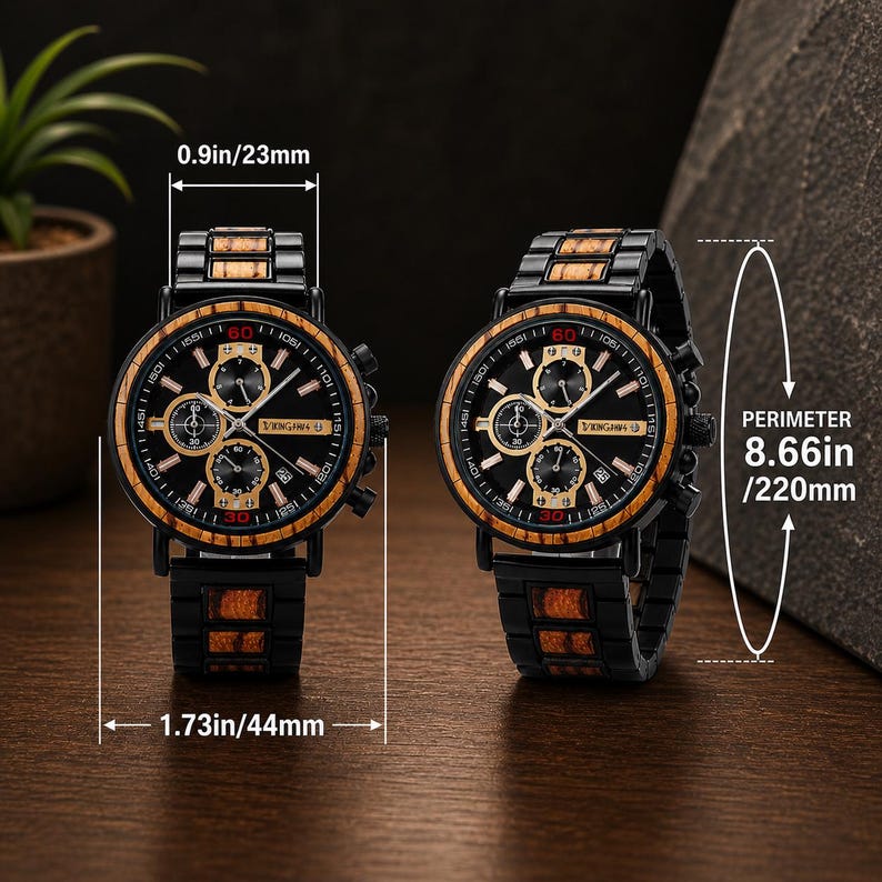 Puede incluir: Dos relojes de pulsera negros con detalles de madera. La esfera del reloj es negra con subesferas y agujas doradas. La correa tiene incrustaciones de madera. La esfera mide 44 mm de ancho y el per&iacute;metro es de 220 mm.
