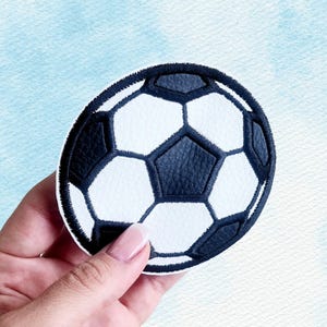 Aufnäher Schulkind mit Fußball für Schultüte, Applikation Fußball 10 cm zum Nähen, Applikation Lederimitat, Fußball Applikation