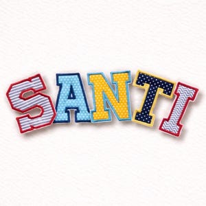 Könnte beinhalten: Gestickter Schriftzug "SANTI" in bunten Farben. Die Buchstaben sind mit verschiedenen Mustern versehen: rot-weiße Streifen, hellblaue Punkte, gelbe Punkte, marineblaue Punkte und rot-weiße Zickzackmuster.