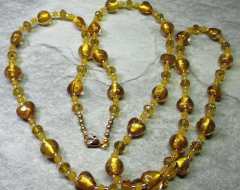 Long collier doré de lampes et de perles de cristal