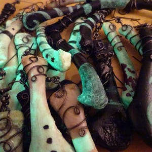 Nachtleuchtende Larp-Schamanen-Ohrringe aus Knochen weiß schwarz grün
