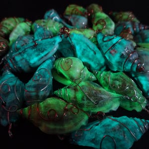 Nachtleuchtende "Meermädchen"-Anhänger Schnecken handbemalt grün blau kupfer silberfarben