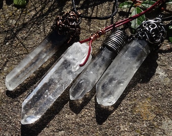 Pointes de cristal de roche, bijoux de sorcière, sertis de fil de fer, blancs, noirs, cuivrés, argentés, antiques