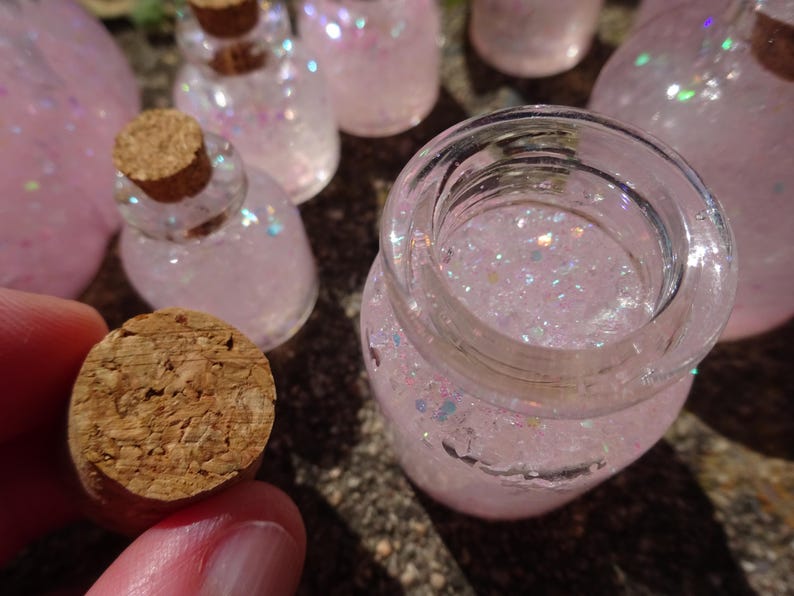 Crachat de fée phosphorescent dans une bouteille en verre bouchée - rose, vert, paillettes image 4