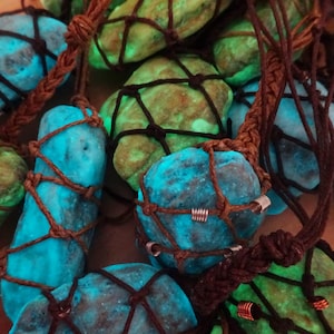 Glow-in-the-dark "Druid Stone" natural stone pendant, LARP jewelry, green, blue, decorated, copper, silver-colored