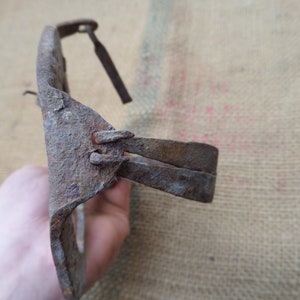 Antique vintage Piège à animaux Forgeron en fer forgé à la main forgé
