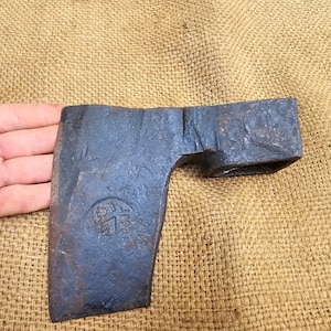 Antik skäggyxa, vintage-yxa, smidd vikingafällning, klyvning, skogsbruk, buskarbete