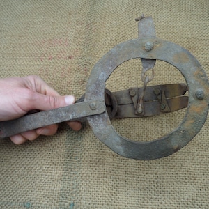Ancien piège à animaux vintage en fer forgé forgé à la main forgé