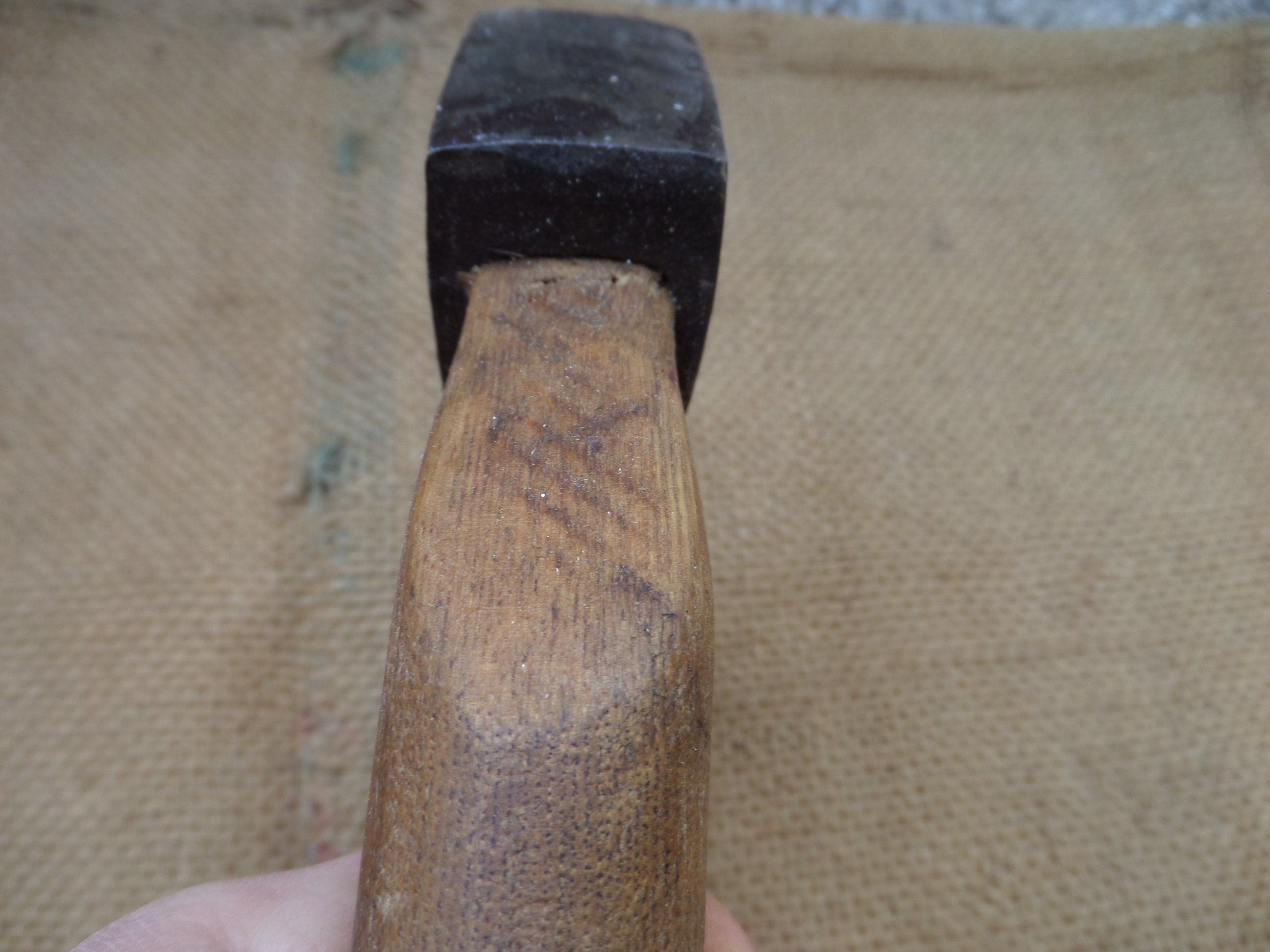 Hachette avec manche en bois - 800 grammes