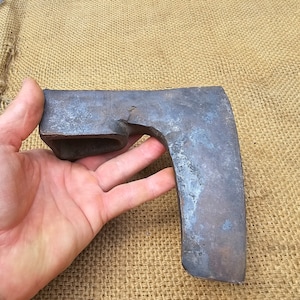 Antik handsmidd skäggyxa med huvud Vintage yxa Fällning Klyvning Skogsavverkning