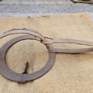 Piège à animaux ancien du 19ème siècle en fer forgé forgé à la main