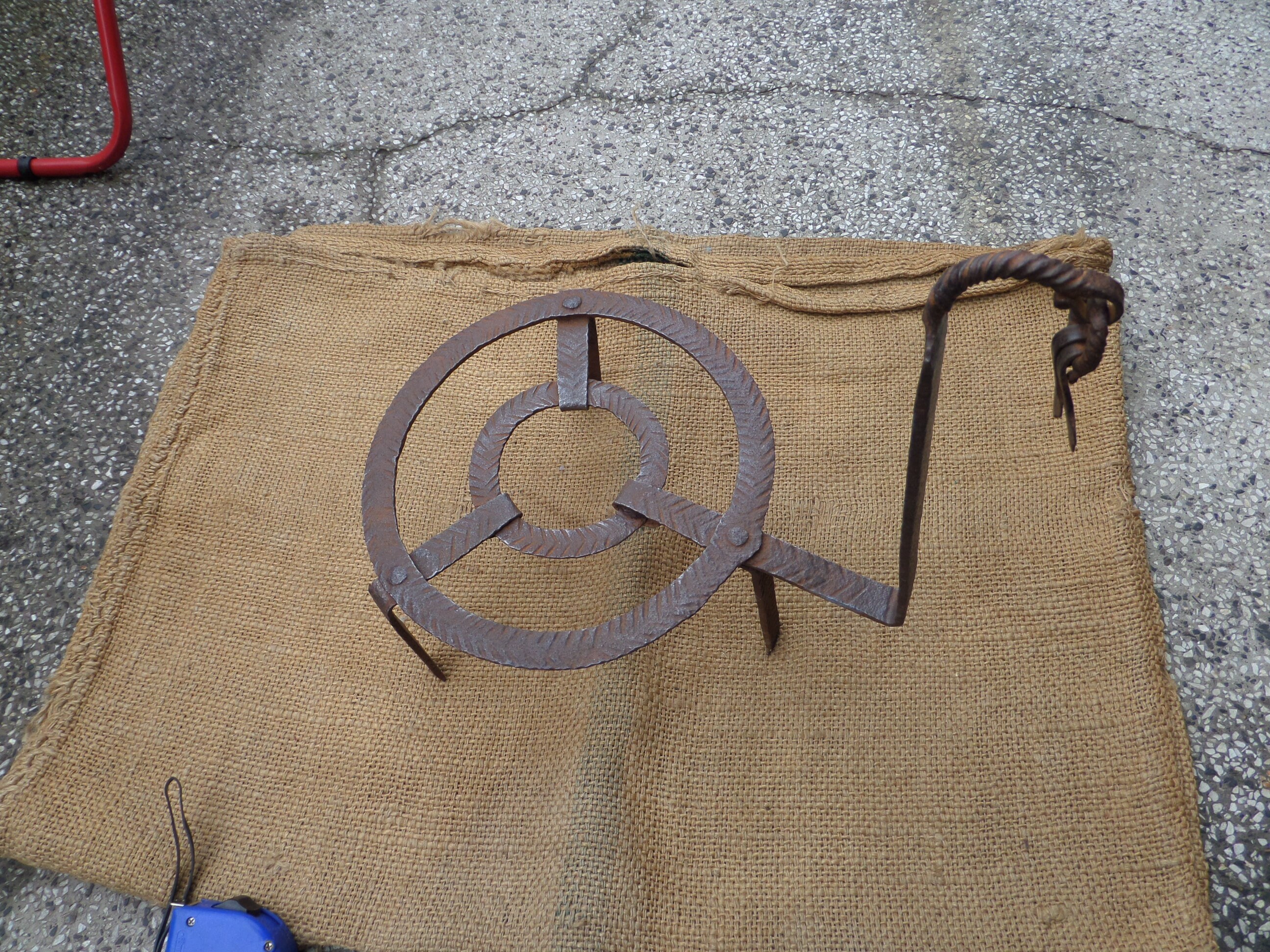 Amazing Decorated Antique Vintage Kettle Tripod Stand Plate Footed Trivet Fireplace Hearth Tool