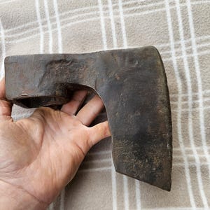 Stor antik skäggyxa med vikingahuvud, buskhuggare, fällning, klyvning, skogsbruksyxa