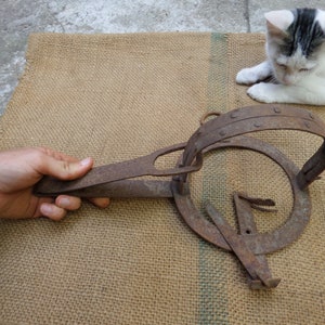 Ancien piège à animaux vintage en fer forgé forgé à la main forgé