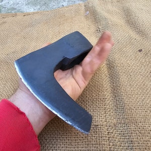 Antik handsmidd skäggyxa med huvud Vintage yxa Fällning Klyvning Skogsavverkning