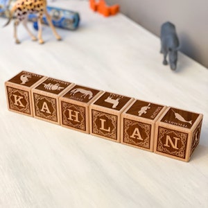 Bloques de madera maciza de cerezo de 1,75" personalizados con nombre de bebé, tema de animales, bloque de bebé personalizado, bloques de letras de bebé, regalo de bebé personalizado