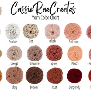 Puede incluir: Carta de colores de hilo con 18 tonos diferentes, que van desde el beige claro hasta el rojo intenso. El hilo est&aacute; dispuesto en una cuadr&iacute;cula con el nombre de cada color escrito debajo. La carta se titula "Cassie RaeCreates Yarn Color Chart".