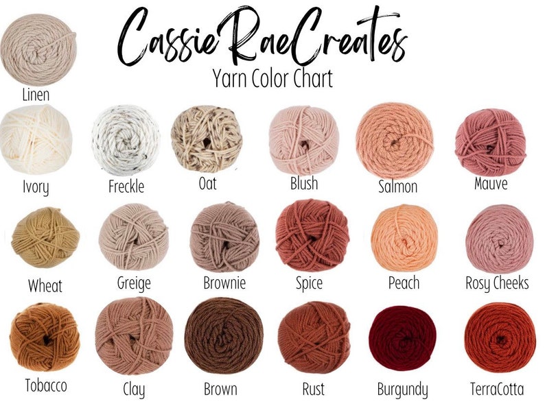 Puede incluir: Carta de colores de hilo con 18 tonos diferentes, que van desde el beige claro hasta el rojo intenso. El hilo est&aacute; dispuesto en una cuadr&iacute;cula con el nombre de cada color escrito debajo. La carta se titula "Cassie RaeCreates Yarn Color Chart".