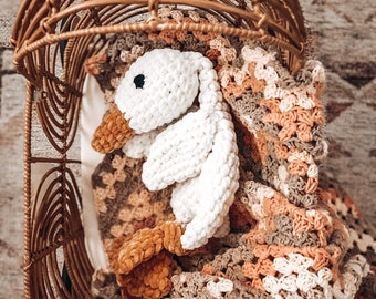 White Goose Lovey / Juguete de guardería de género neutro / Felpa de animales del bosque Lovey / Regalo de baby shower / Relleno de medias