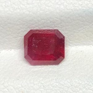 Nieogrzewany różowoczerwony rubin: 1,20 ct ośmiokątny kamień szlachetny z Mozambiku, certyfikat GFCO