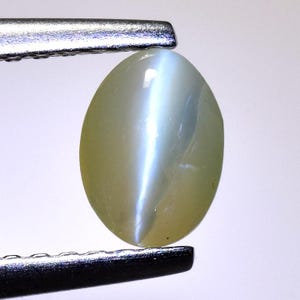 NATURAL CHRYSOBERYL CAT&#39;S EYE_ 0.700 Ct & 6x4.5x3 mm_ Yellowish Green Color Natural Unheated Chrysoberyl Cat&#39;s Eye Loose Gemstone Sri lanka