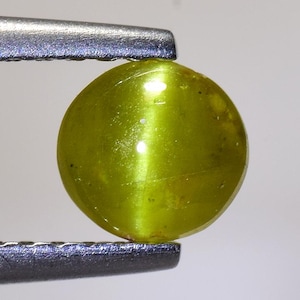NATURAL CHRYSOBERYL CAT&#39;S EYE_ 0.85 Ct & 5 mm _ Yellowish Green Color Natural Unheated Chrysoberyl Cat&#39;s Eye Round Loose Gemstones Sri lanka