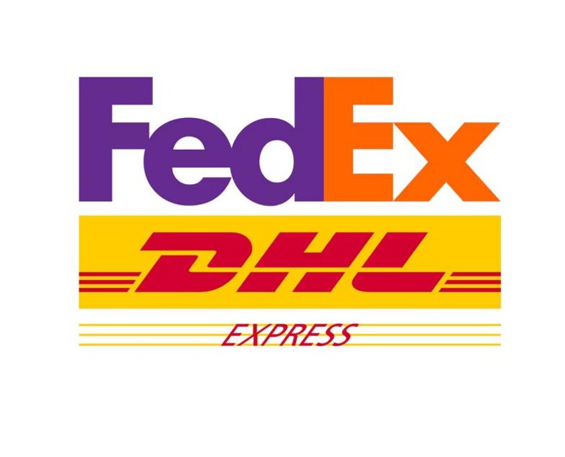 Peut inclure: Logos FedEx et DHL Express sur fond blanc. Le logo FedEx est violet et orange. Le logo DHL est rouge et jaune, avec le mot &laquo; EXPRESS &raquo; en dessous.