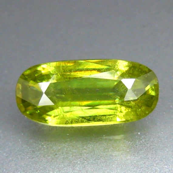 Pierre Précieuse Naturelle - Sphène Jaune-vert De Madagascar - 6 Mm - 0.89 Ct