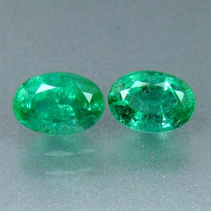 NATURAL EMERALD Oval 6x4mm Gemstones / 1.00 Cts - Zambian Natural Emerald Oval 6/4mm Pair of 2Pcs Loose Gemstones / emerald ring / See Video