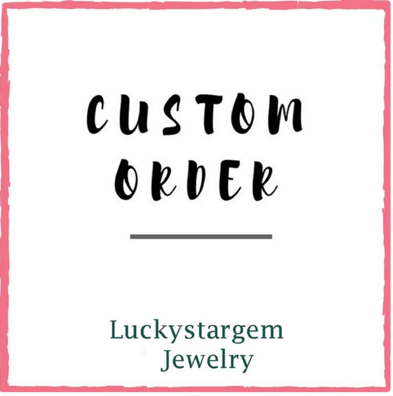Peut inclure: Fond blanc avec une bordure rose. Les mots "CUSTOM ORDER" sont &eacute;crits en noir. En dessous, une ligne grise et le texte "Luckystargem Jewelry" en vert fonc&eacute;.