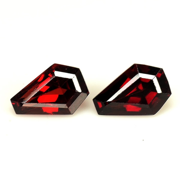 Kamienie szlachetne granatu almandynowego: para o szlifie fantazyjnym w kolorze czerwonym o masie 1,85 ct