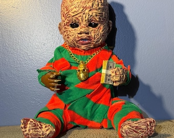 Anpassad babydocka "Notorious FRED" – Freddy Krueger-inspirerad skräckkonstdocka – OOAK handgjord samlarobjekt