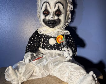 Creepy Art den clowninspirerade babydockan med klubba – OOAK Horror Art Docka – Svartvit gotisk clown – Spöklik dockdekoration