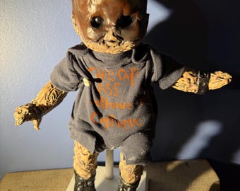 Liten Eldfluge-skräckdocka – Inspirerad av House of 1000 Corpses – Handgjord läskig babydocka – Samlarobjekt med gotisk skräck – Mindbender Customs