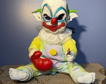 Kuslig rymdclown babydocka – Sportig mördarklown Inspirerad av utomjordingar – OOAK Skräckkonstdocka – Samlarobjekt med sci-fi-clown – Gotiska udda dekorationer