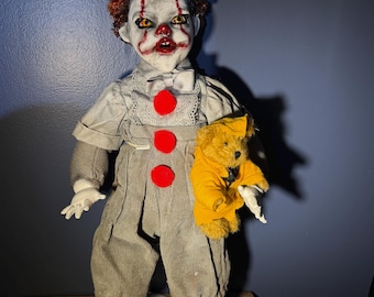 Kuslig hemsökt clowndocka med nallebjörn – Pennywise-inspirerad – OOAK skräckkonstdocka – Gothic Oddities-dekor