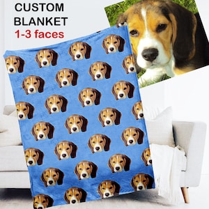 Puede incluir: Una manta de franela azul con un patrón repetido de la cara de un perro beagle. El texto "CUSTOM BLANKET 1-3 faces" está impreso en la parte superior de la manta.