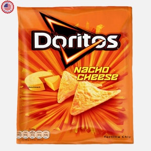 Puede incluir: Una bolsa de chips de tortilla Doritos con sabor a queso Nacho. La bolsa es naranja y roja con un logotipo de Doritos en blanco y negro. La bolsa presenta una imagen de dos chips triangulares.