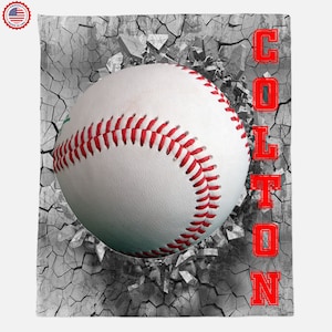 Könnte beinhalten: Ein weißer Baseball mit roten Nähten durchbricht eine rissige, graue Wand. Das Wort "COLTON" ist in roten Buchstaben rechts neben dem Baseball geschrieben.