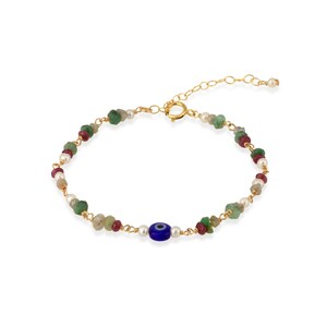 Op de afbeelding: Gouden armband met een blauwe boze oog-bedel, afgewisseld met groene, rode en witte kralen. De ketting is delicaat en heeft een karabijnsluiting. De kralen zijn van verschillende maten en vormen. Ongeveer 18 cm lang.