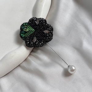 Broche de hoja de trébol con bordado negro y verde: broche de la suerte con cuentas de cristal