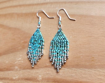 Petites boucles d'oreilles à franges. Couleurs argenté bleu turquoise, vert foncé ou vert clair