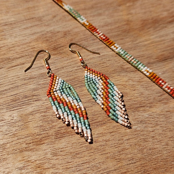 Boucles d'oreilles et bracelet tissés en perle de verre de couleurs printanières