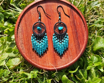 Boucles d'oreilles attrape-rêve avec pierre turquoise et franges de perles bleu turquoise et noir mat