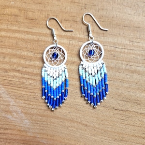 Naska | Pendientes atrapasueños con flecos de cuentas de vidrio en degradado blanco y azul