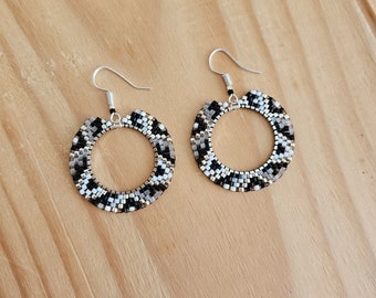 Boucles d'oreilles créole et perles de verre tissées noir, blanc gris, argenté