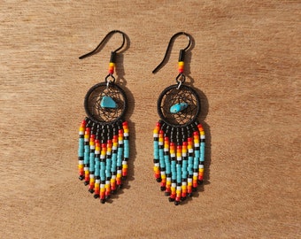 Boucles d'oreilles attrape-rêve style amérindien avec pierre turquoise et franges de perles de verre