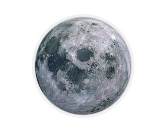 Puede incluir: Primer plano de una luna gris y blanca con cráteres y una superficie texturizada.